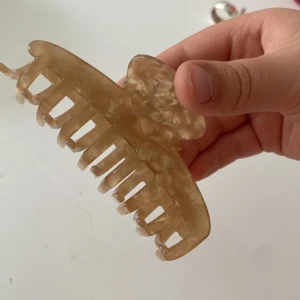 hårklämma  - säljer denna hårklämma aldrig använd men har jätte många 