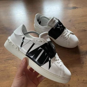 Valentino skor - Säljer dessa Valentino Skor i Storlek 43.  Använda men i väldigt gott skick.  Kommer med replacement box. Självklart äkta