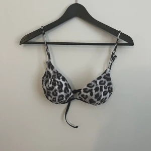 Leopard bikini top - Aldrig använd 