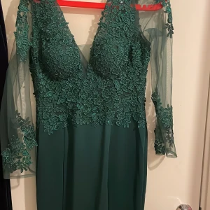 Balklänning/ bröllopsklänning  - Jag har köpt den från Zapaka för 1000kr och säljer den för 800kr. Den är stretchig så det passar till L / XL/ XxL