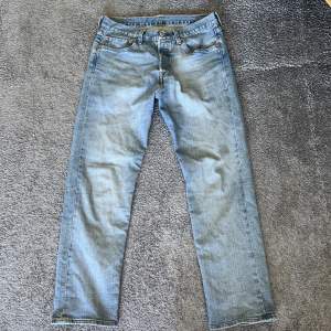 Ljusblå 501 jeans från Levi's. Herr, Storlek 31/30. Helt ny och oanvända, 10/10 i skick. Nypris 900kr. Köpta i USA, New York.