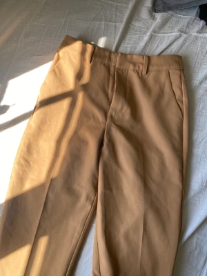 Beiga Kostymbyxor  - Otroligt fina kostymbyxor från BikBok som tyvärr blivit för små för mig nu.  Helt oanvända! Fint skick men de är klippta en centimeter nere men verkligen inget som syns.