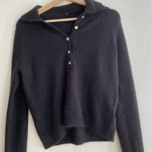 Stickad tröja - Stickad tröja, med krage och knappar. Väldigt stretchigt material. Ber om ursäkt för lite katthår, kommer självklart tvättas innan.