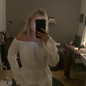 Vit blus - En super söt blus från nakd ! Super gullig o söt, passar till allt. Man kan ha den som off shoulder men även vanligt