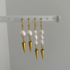 Örhängen med sötvattenpärlor  - Hej! Säljer dessa handgjorda örhängen med sötvattenpärlor. Gjorde i guldfärgad pläterad metall. Skriv för med info🫶🏼🫶🏼De långa kostar 120 per par och de korta 110