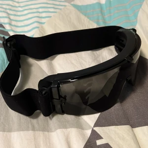 Airsoft skyddsglasögon helt nya - Säljer pga att jag inte kör airsoft längre. Hann aldrig använda de! Helt nya. Man kan byta skyddsplasten på glasögonen om man vill. Fick de i present så är osäker på vart de är köpta. Då jag är osäker på priset får ni gärna komma med prisförslag<3