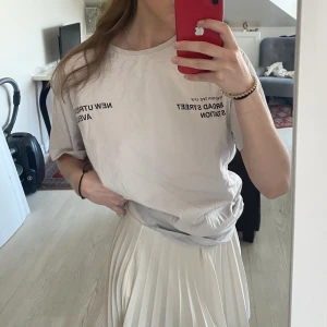 Oversized T-shirt  - Fin oversized T-shirt från Jack & Jones.  Den är storlek xl men den sitter perfekt för att ha den oversized, har storlek xs-s så den sitter fint. Skickat är som ny. Perfekt som mys tröja eller  till gymmet eller till en fin outfit för oversized T-shirt