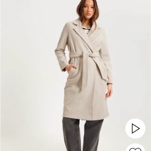Beige vero moda kappa - Säljer min beiga slutsålda vero moda kappa i storlek Xs. Helt ny med prislapp på. Köpt för 599, kan sälja för 450