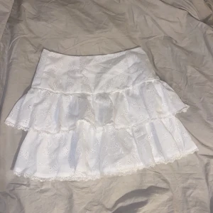 Volangkjol - Volangkjol från SHEIN i storlek 36, säljer pga att den inte används. Tryck gärna på köp nu ❤️