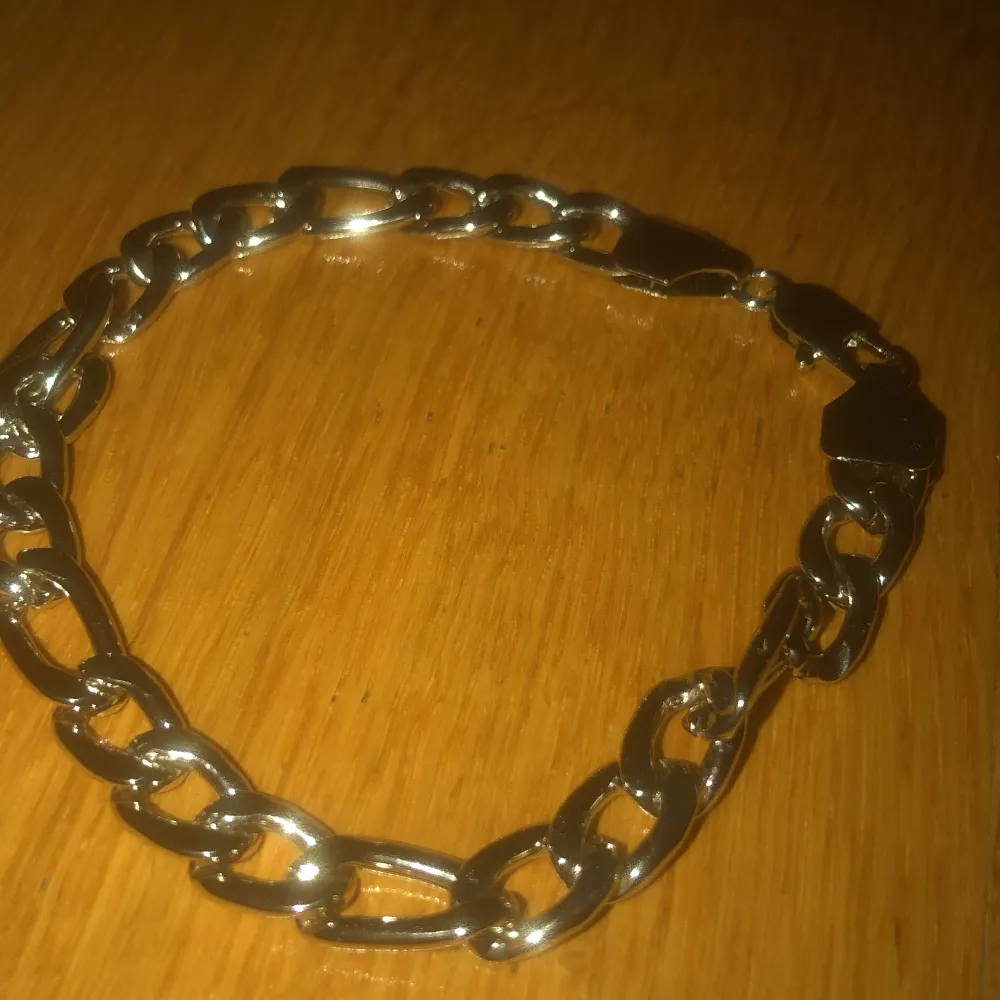 Ett armband som är för stort för mig. Har använt de ett fåtal gånger passar inte min storlek.. Asusteet.