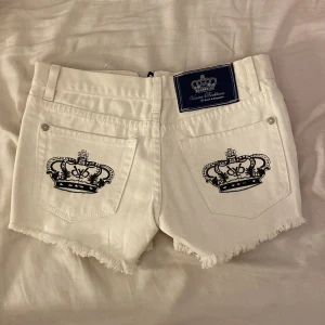 victoria beckham jeans - säljer mina fina oanvända victoria beckham shorts då de inte kommer till användning längre. 
