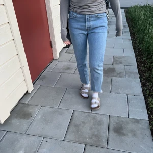 Levis jeans - Jättefina Levis jeans som har blivit för små, hittar inte storleken men det sitter som xs. Det är modellen 501, det är mid waist nästan lågmidjade jeans