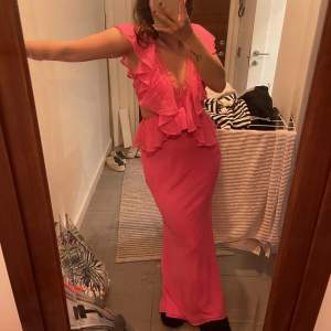 Så fin rosa klänning till sommarn, använd 1 gång är som ny! Köpt på Asos för 789kr. 