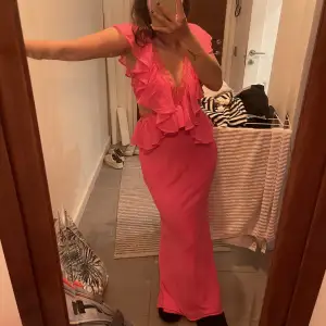 Så fin rosa klänning till sommarn, använd 1 gång är som ny! Köpt på Asos för 789kr. 