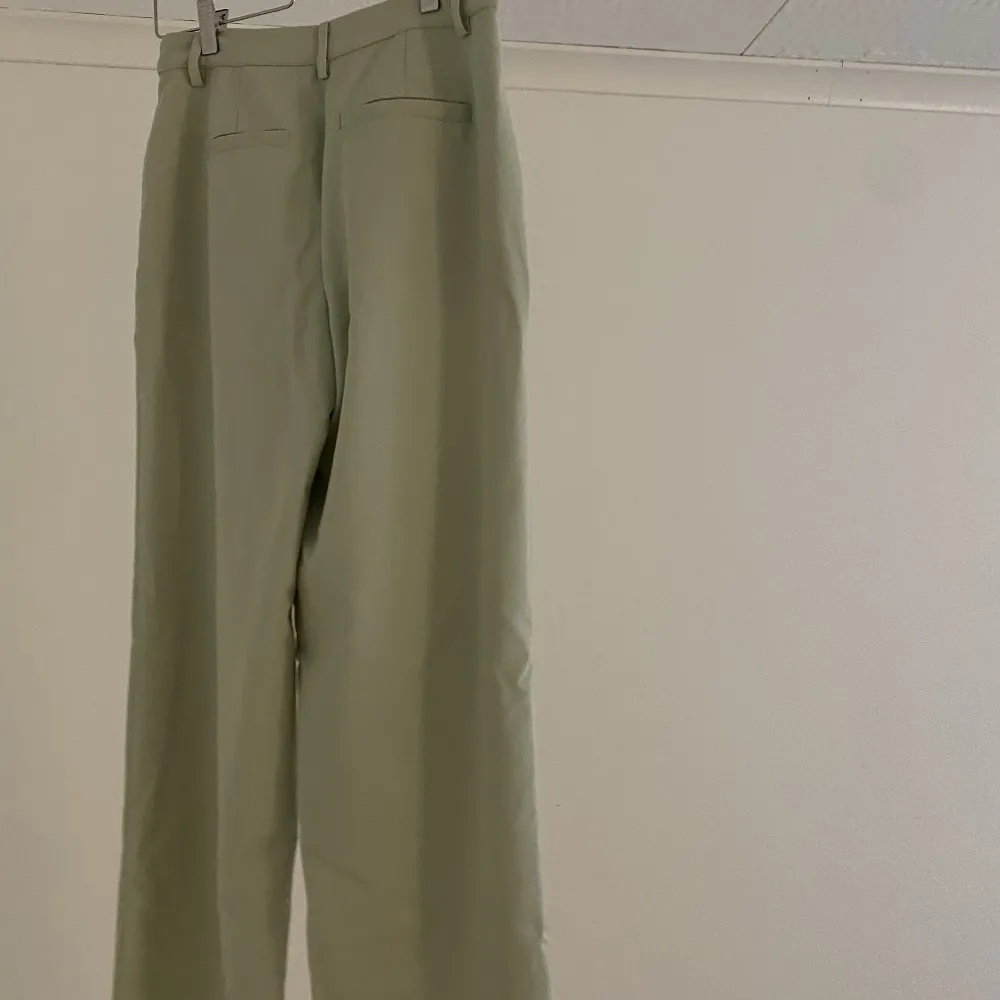 Mintgröna kostymbyxor från NA-KD x Lisa & Lena. Stl 36. Jeans & Byxor.