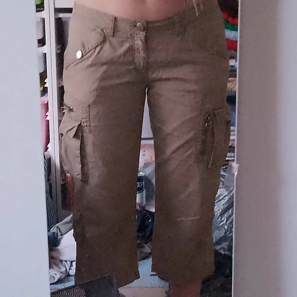 Vintage low waist cargo shorts från Gina. Jeans & Byxor.