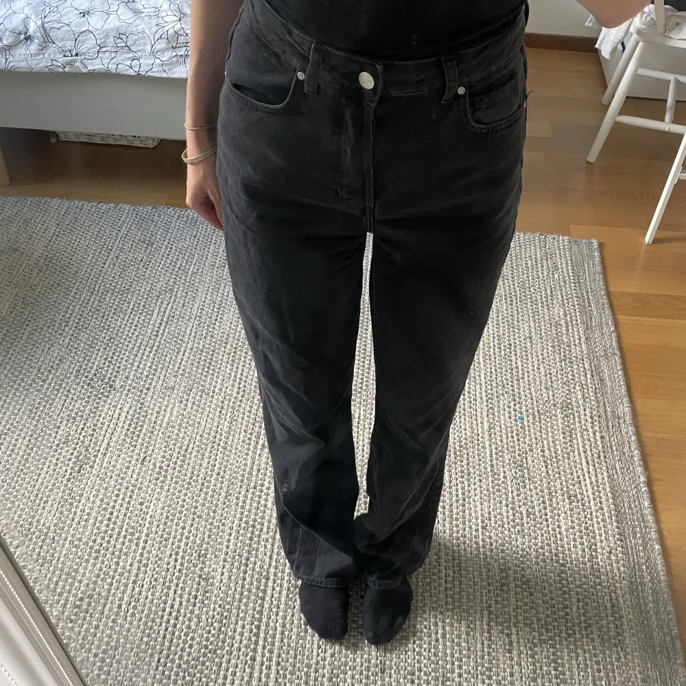 Långa raka jeans från bikbok, aldrig använda då jag beställde 2 olika storlekar💕 Jag är 169 lång. Jeans & Byxor.