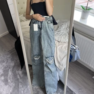 jeans - säljer dessa oanvända jeans från madlady då dom är för små på mig!