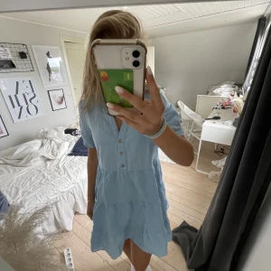 Blå klänning  - Säljer min superfina blå klänning med träknappar! Den har inga täcken på användning💖💖pris kan diskuteras