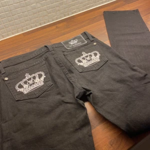 Victoria Beckham Jeans  - Säljer dessa supersnygga Rock & Republic Jeans! Dem är uppsydda i benen och har några få stygn i grenen som inte syns. Skriv för fler bilder! Tyvärr passar dem inte så kan inte skicka bild på hur dem sitter på! Köparen står för frakten! 