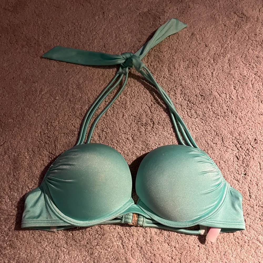 Söt Victoria Secret bikini! Säljer då den va alldeles för liten! Står ingen storlek men skulle gissa på A! De är pushup! Köpt på Plick men aldrig använd!❤️. Accessoarer.