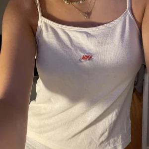 Vintage Nike linne  - Vitt retro nikelinne köpt på second hand. Syns att det har använts men fortfarande gott skick. 