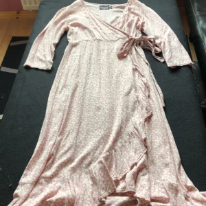 Omlottklänningen  - Blommig omlottklänning i storlek M från Vero Moda, kortärmad, 75kr+frakt skickar via instabox 