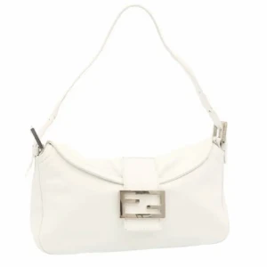 Fendi väska  - Säljer denna vita fendiväska, köpt på the vintagebar i våras (kvitto finns) för ca 7000 kr. Nästan som nu men lite slitage finns och de skickar jag gärna bild på men inga repor på loggan 🤍