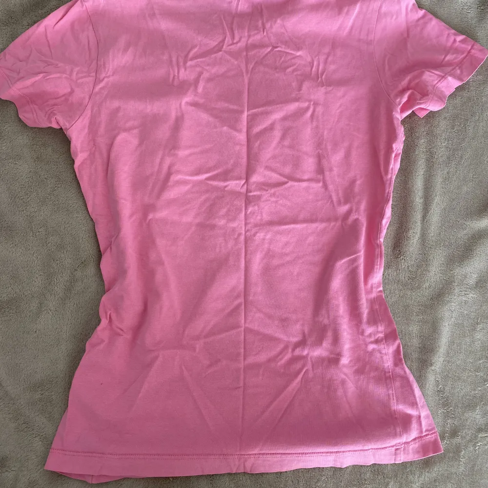 En härlig rosa t-shirt ifrån wesc.  I storlek S. Köpt secondhand men aldrig använt. I fint skick!!🩷 Skriv privat om bild önskas på!. T-shirts.