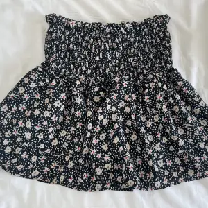 En jätte fin volang kjol från pull&bear💖 Köpte för nåt år sen så finns inte kvar på hemsidan💕 Kjolen har också shorts under!! Säljer för 99kr + frakt💖
