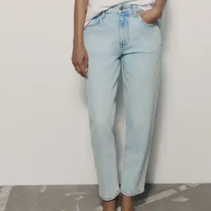 Helt nya jeans från Zara! Passar mig som är under 160 och är lite kurvig, så om du är kort är dessa för dig!!!💗💗 Dom är även stretchiga och sitter bra vid magen 🫶🏽