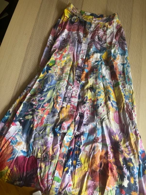 Färgglad populär kjol från h&m - Säljer en superfin långkjol från h&m som var väldigt poppis för ett par år sedan. Finns inte längre att köpa vad jag vet. Storlek 34 vilket är lite för litet för mig, därav kommer den inte till användning. 