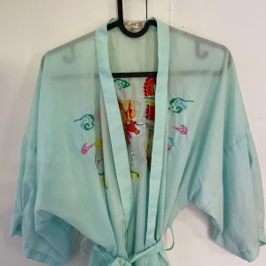 Tunn morgonrock  - Säljer en fin morgonrock. Väldigt tunn och skön i materialet. Även härlig blå färg och coolt tryck. Som oftast använder jag bara den för sällan och därför säljer jag den vidare!