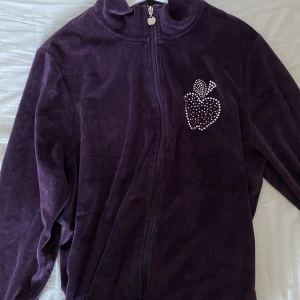 Oversized zipup - Jätteskön zipup, står ingen storlek men uppskattar till XL-XXL. Uppvikt i sista bilden!!