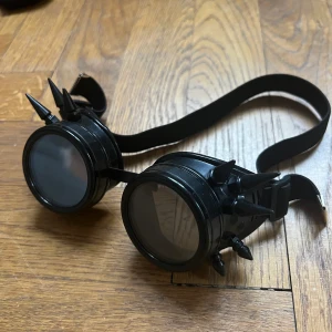 goggles - mycket bra skick. möts i stockholm eller fraktar. meddela mig först om du vill köpa