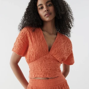 Somrig blus från Gina🧡 - Somrig och fin korallfärgad blus från Gina tricot. Slutsåld på hemsidan, sitter superfint och helt oanvänd, storlek Xs/S 🧡
