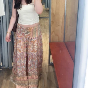 Paisley kjol - Säljer min fina kjol från Marta du Château i färgen beige 4174. Endast använd en gång. Storleken är one size och passar nog allt mellan S-L då den är väldigt stretchig 