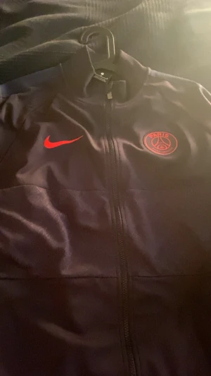 Sällsynt psg tröja  - Säljer min Psg kofta/tröja  Storlek-M  Äldre modell som är väldigt svår att få tag i  Kan fraktas men även mötas i Stockholm  