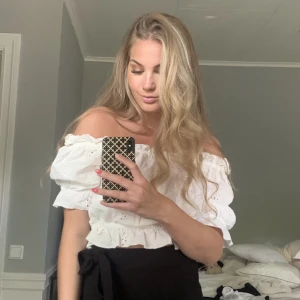 Vit offshoulder topp - Vit offshouldertopp från Gina tricot i strl S