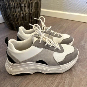 Sneakers - Sneakers från DinSko. Använd några gånger men lite rengöring på sulan så är dom som nya ✨  Storlek 38 (Normal i storleken) 