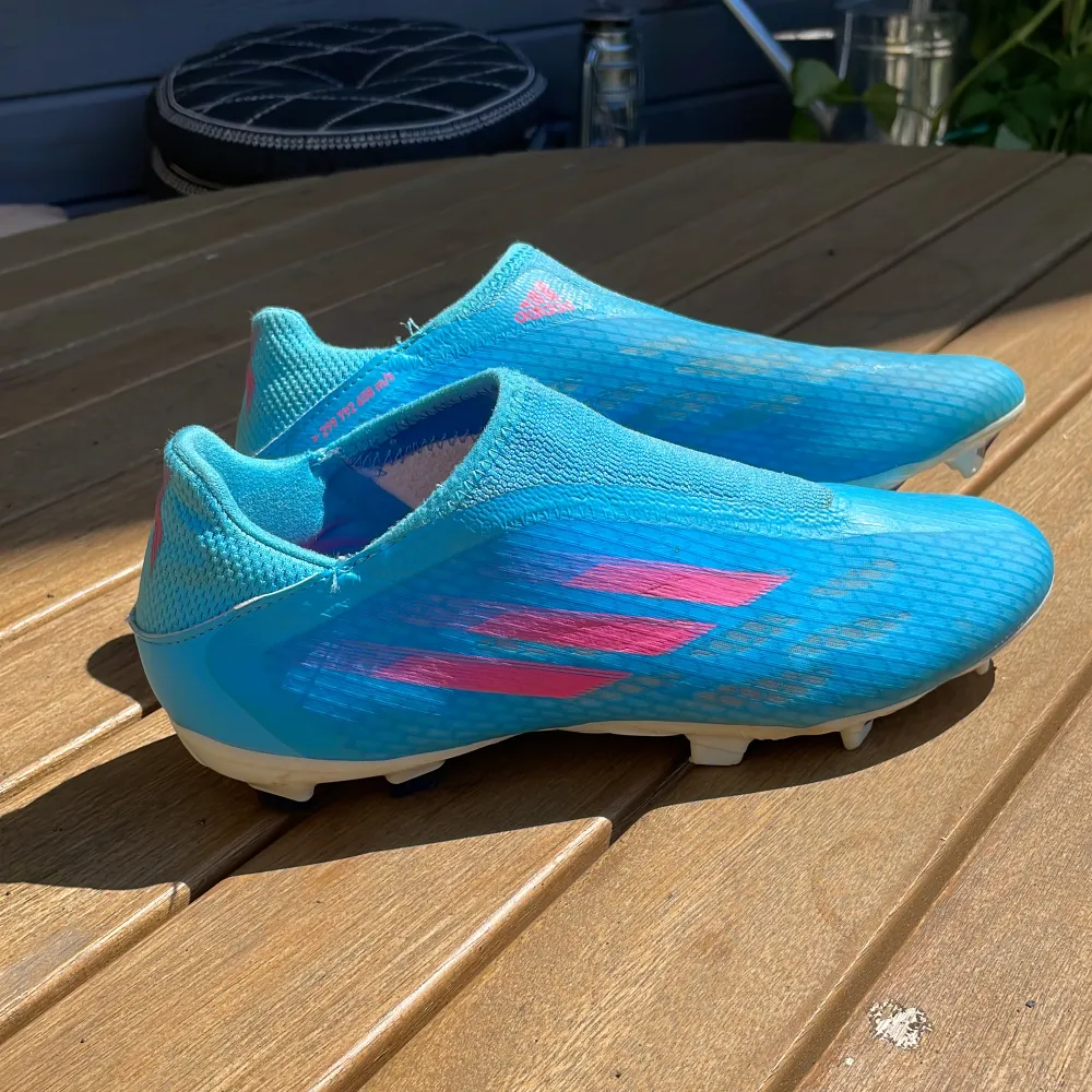 Säljer nu mina Adidas X Speedflow fotbollskor pga de är för små. Använd ca 5 ggr, inga störreskador. Köptes 2022. Ny pris ca: 999 kr  Priset går att diskuteras. Hör av dig om du vill ha fler bilder! 😁. Skor.