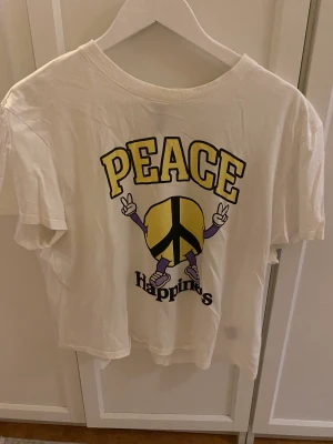 Tshirt - Vit shirt med tryck.