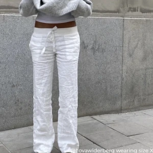 Linnebyxor  - Funderar på att sälja dessa as snygga linnebyxor eftersom de inte kommer till användning. Är inte säker på om jag vill sälja de så kom med pris förslag. Säljer inte under 700.  Jag har använt de 1 gång och de sitter super bra på mig som är 172.😇