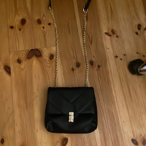 mini handväska  - jätte söt! fick av en släkting men aldrig kommit till användning. 