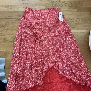 Kjol - Somrig kjol med lapp kvar 