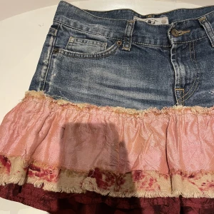 Jeanskjol - Säljer denna jeanskjol med volanger längst ner passar jättebra nu på sommaren!Den är även lågmidjad💕