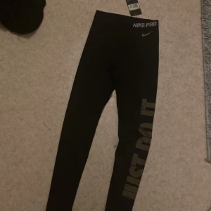 Nike leggings  - Nike leggings Svarta med guld/brons text  S.  Helt oanvända med prislapp kvar Ordinarie pris: 599