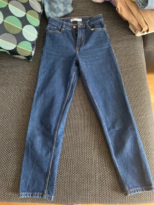 Mörkt blåa jeans - Jeans