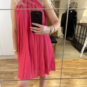 Sommar klänning - En halterneck-klänning (utan djup i ryggen) som inte heller har använts någon gång. I storlek s💕