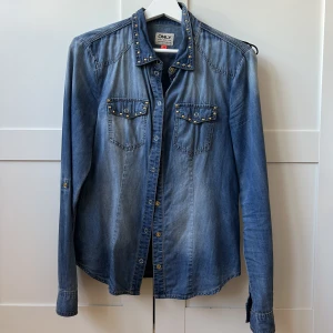 Jeansskjorta - Passar XS-M beroende på hur man vill att den ska sitta 